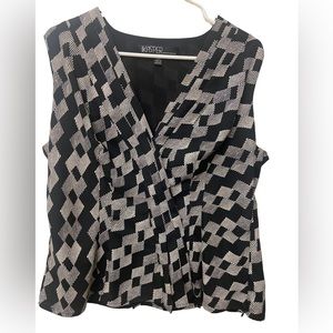 KASPER dressy sleeveless shirt v neck there are pleat details on the front.